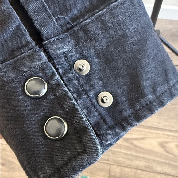 Teodora Western Shirt in size medium Black
LEVI'S - Picture 8 of 16